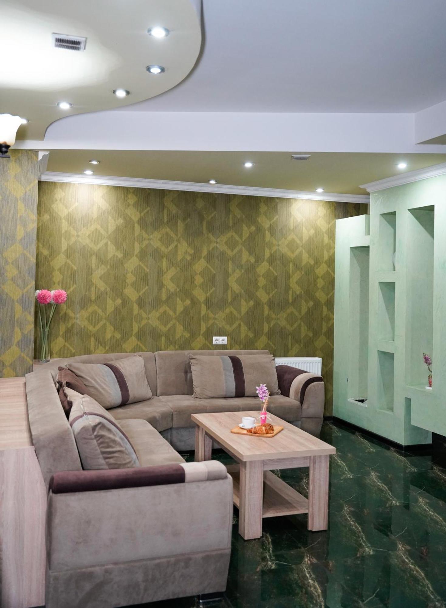 Hotel Monopoli Koutaïssi Extérieur photo