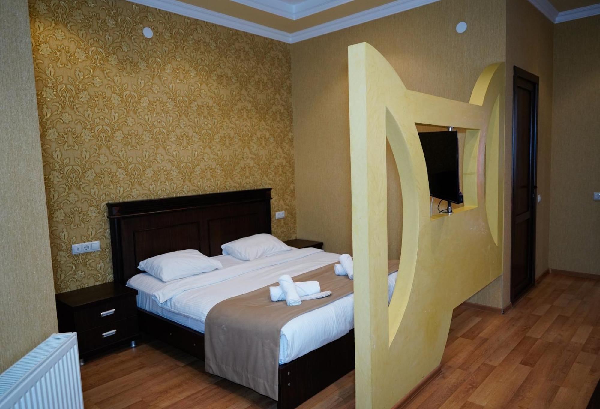 Hotel Monopoli Koutaïssi Extérieur photo