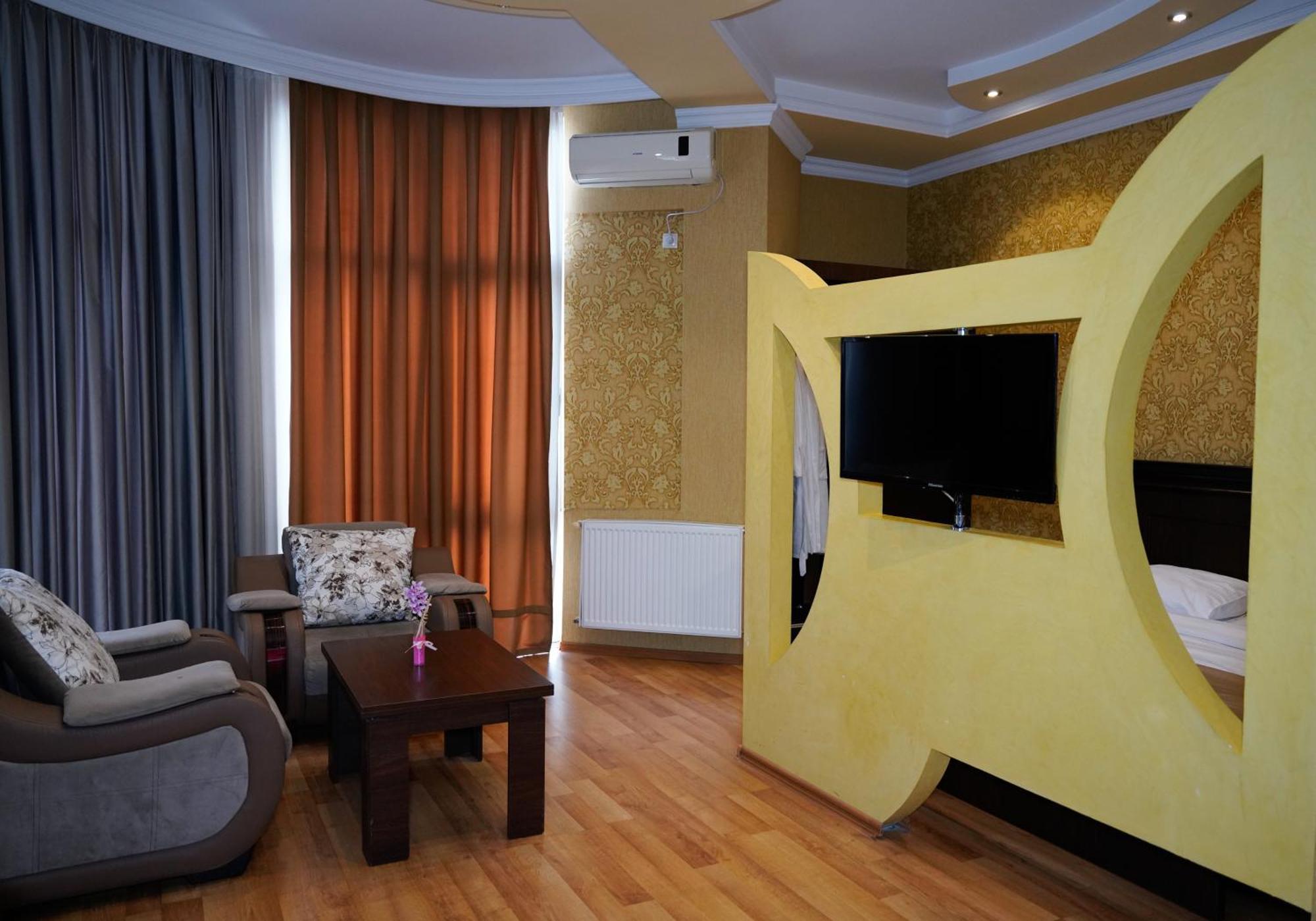 Hotel Monopoli Koutaïssi Extérieur photo